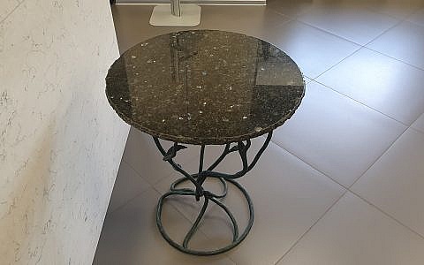 столик из гранита с колотым краем