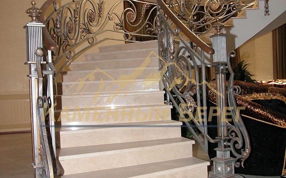 Облицовка лестницы мрамором Creme Marfil