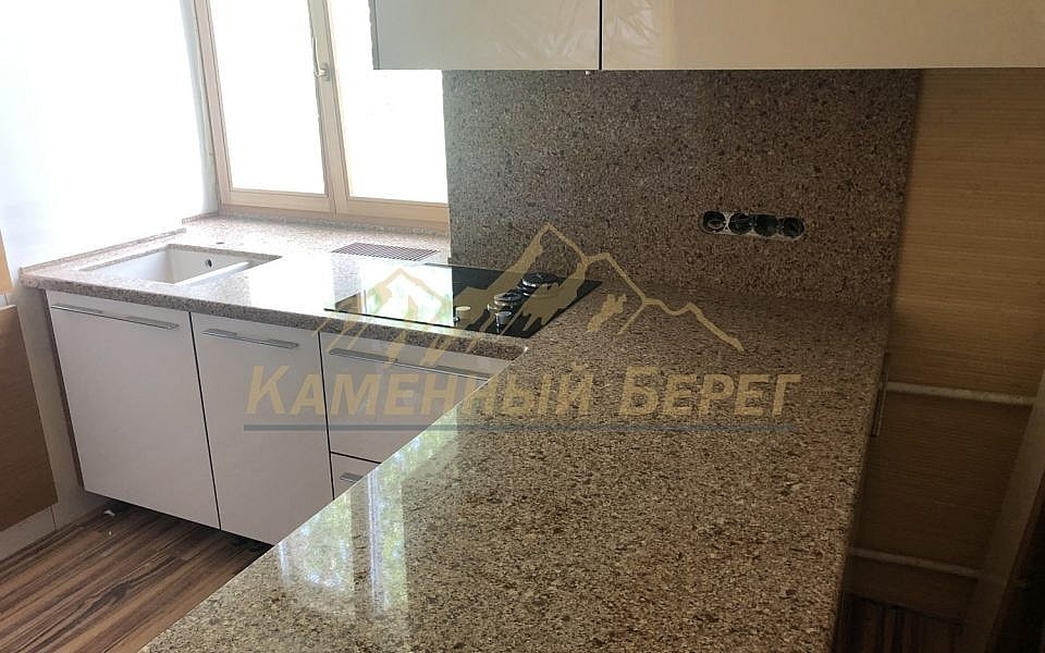 Столешница из кварцевого агломерата со стеновой панелью