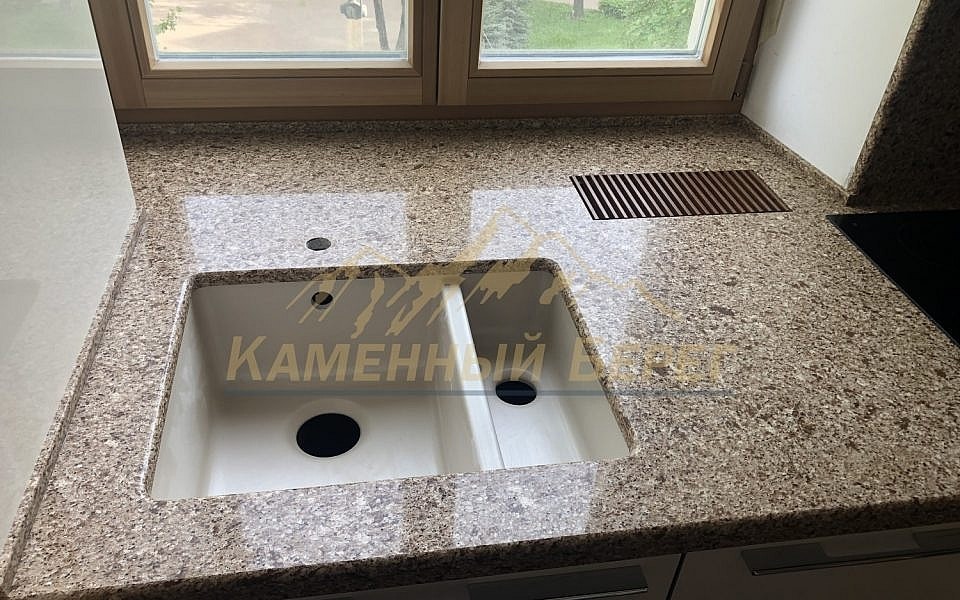 подстольная мойка в столешнице Caesarstone