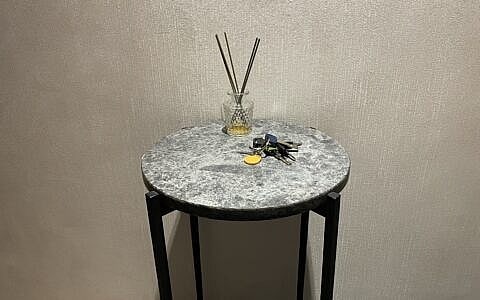 интерьерный столик из камня