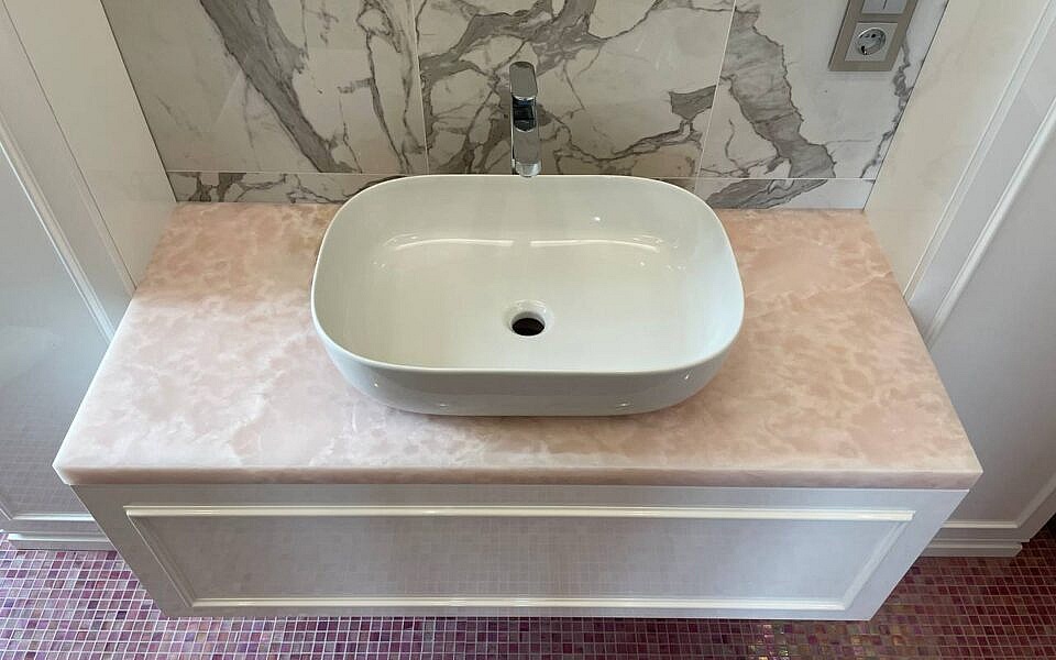 Столешница в ванную из розового оникса