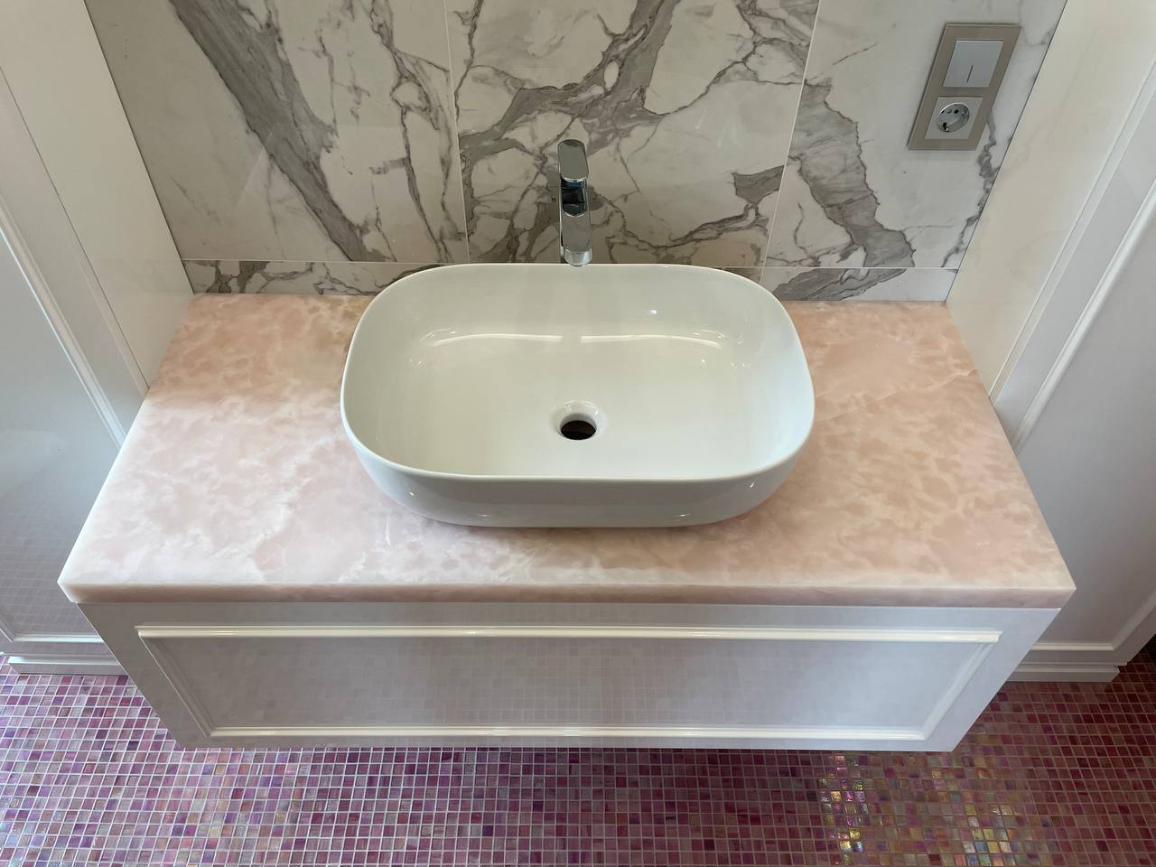 Столешница в ванную из розового оникса