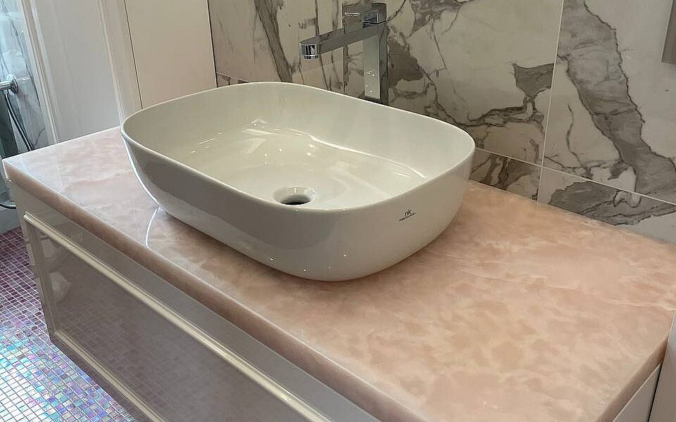 Полудрагоценный оникс на столешницу в ванную